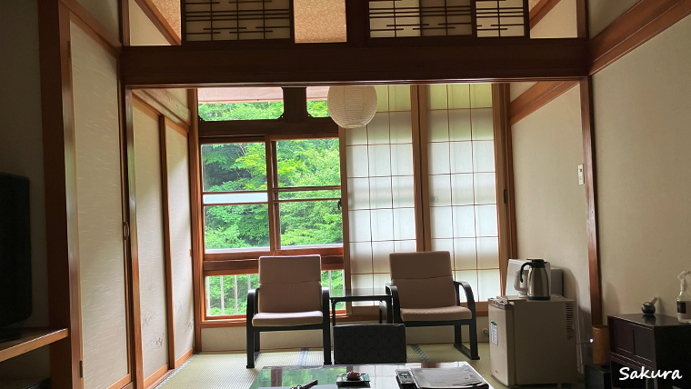 藤三旅館本館渓流を望む和室