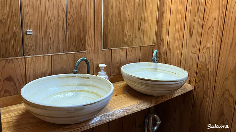 「湯之谷山荘」温泉エリアのトイレ