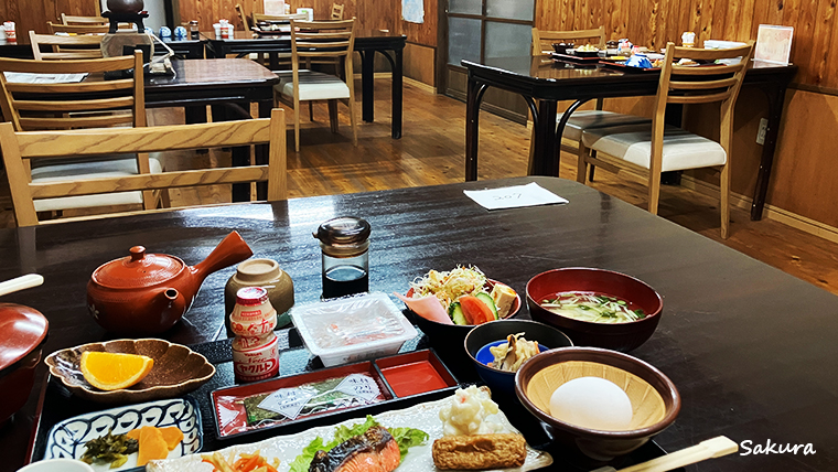 朝食時の食堂風景