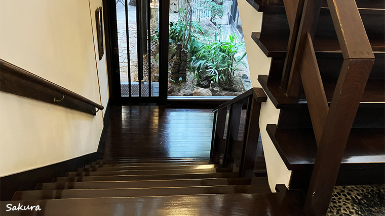 磨かれた階段は美しい