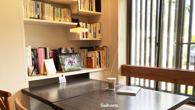 静かで明るいアンテルームでコーヒ片手に読書