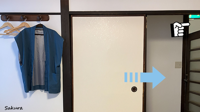 部屋の入口、上が空いてますが襖があるので大丈夫。