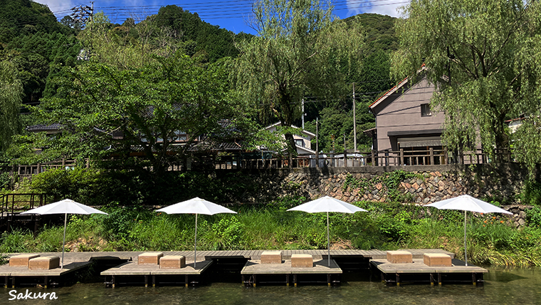 川沿いのパラソル