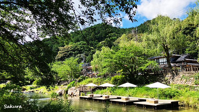 長門湯本温泉　パラソルのある川床