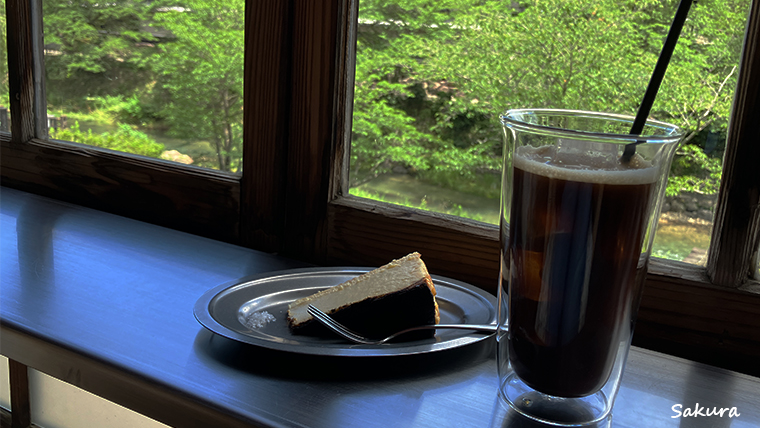 長門湯元温泉　カフェ cafe and shop treでいただいたチーズケーキとアイスコーヒー