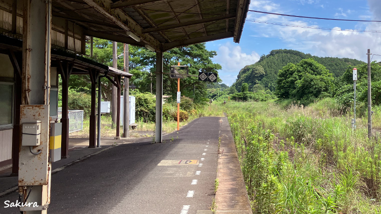 長門湯本駅。暫く電車が走っていない様子がうかがえます。
