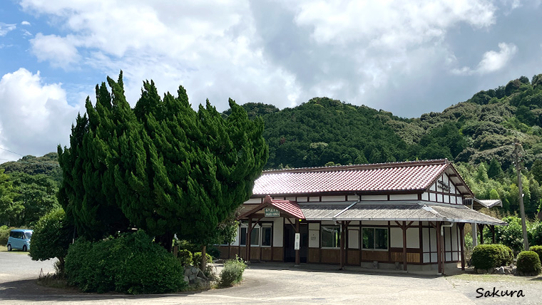 おばあちゃんちの夏休み！といった感じ。昔懐かしい「長門湯本駅」